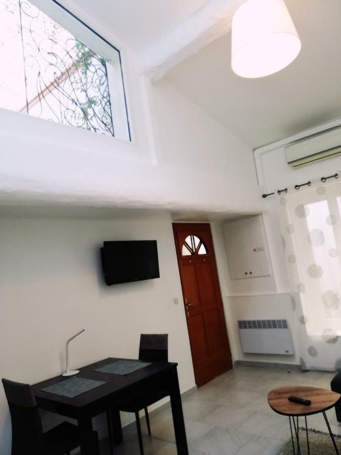 Duplex Denim Apartment Nimes Bagian luar foto